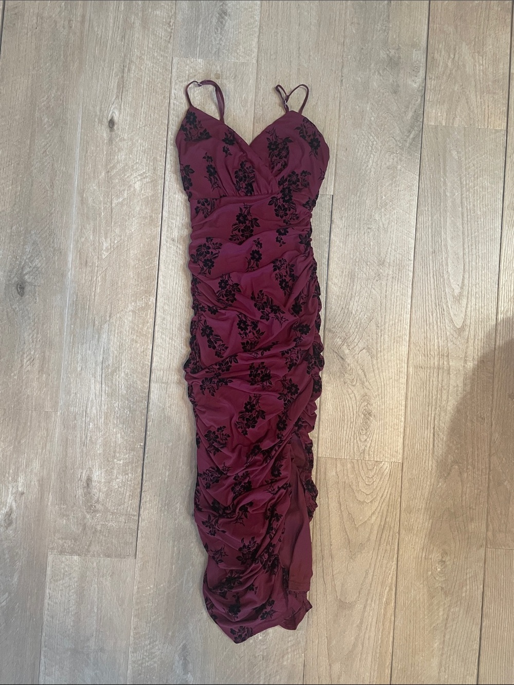 Lulu's Burgundy Floral Ruched Midi Dress with Black Print - Picture 4 of 4